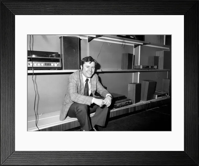 Framed Print : Beat the Budget shopping spree in Tottenham Court Road, London, street of radio and Hi-fi Framed Print : Beat the Budget shopping spree in Tottenham Court Road, London, street of radio and Hi-fi