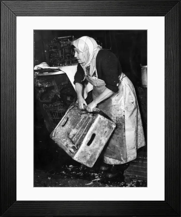 Framed Print : A Hull fish wife. February 1968