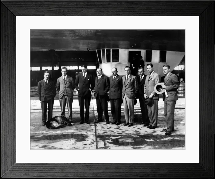 Framed Print : The men who built and will control the airship R101, seen here at the Royal Airship Works Framed Print : The men who built and will control the airship R101, seen here at the Royal Airship Works