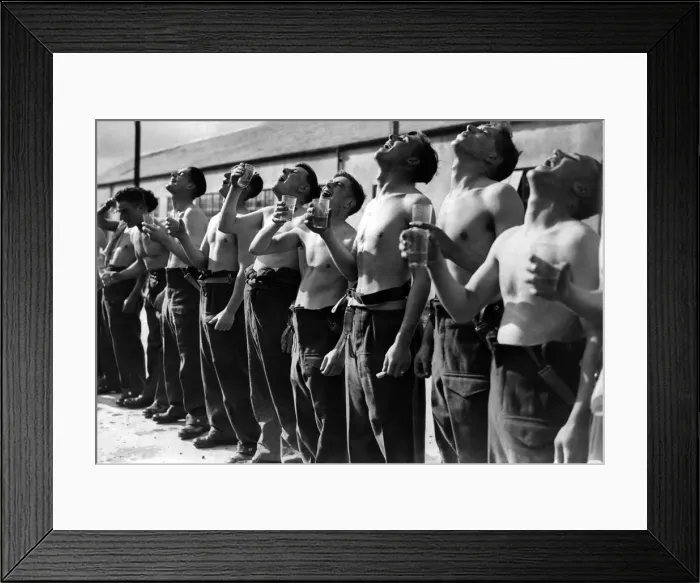 Framed Print : Army Recruiting: New Recruits seen here gargling with mouth washing. October 1939 P001787 Framed Print : Army Recruiting: New Recruits seen here gargling with mouth washing. October 1939 P001787