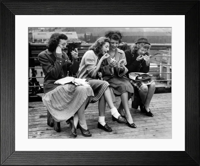 Framed Print : Children evacuated to the USA return home to England. They went away as school children Framed Print : Children evacuated to the USA return home to England. They went away as school children