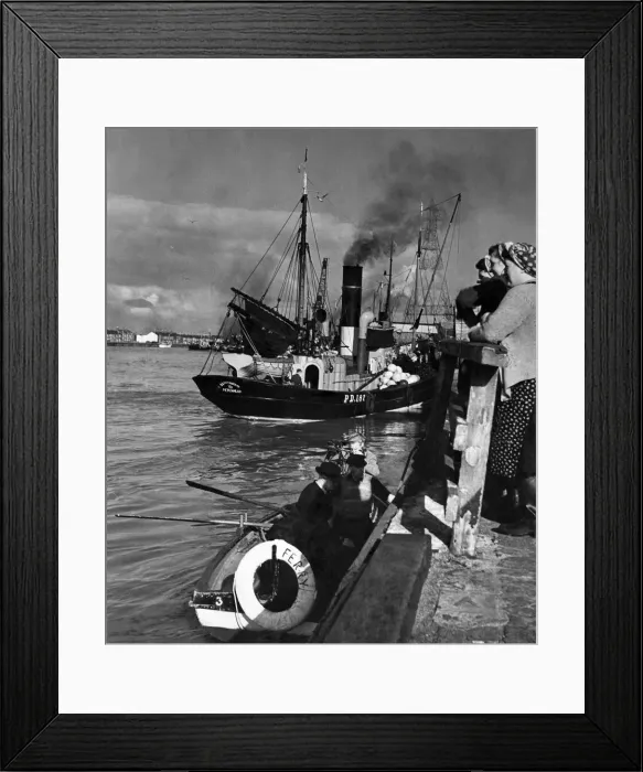 Framed Print : The herring harvest at Great Yarmouth. Busy scenes at Fishwharf where the drifters