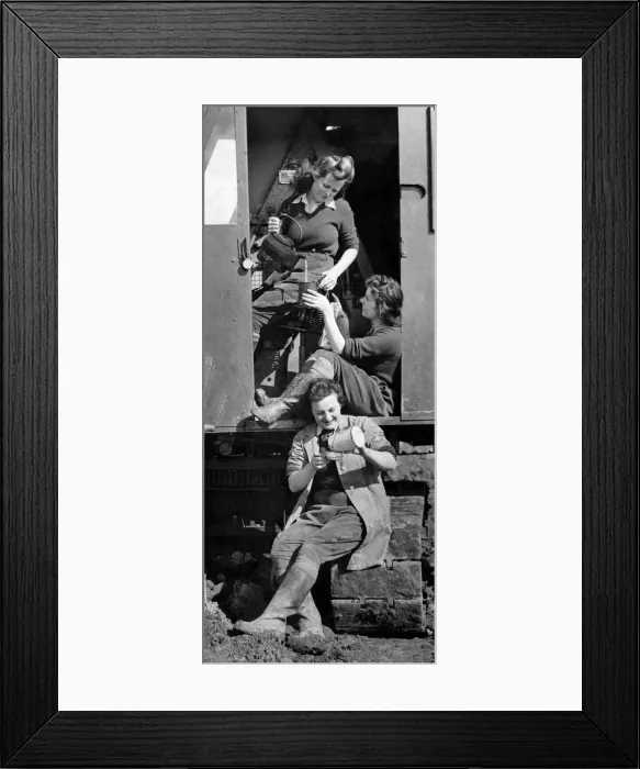 Framed Print : Women of the Land Army making a cup of tea on their break during their work in Framed Print : Women of the Land Army making a cup of tea on their break during their work in