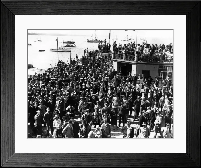 Framed Print : Schneider Trophy Race September 1931. Crowds at the starting time Framed Print : Schneider Trophy Race September 1931. Crowds at the starting time