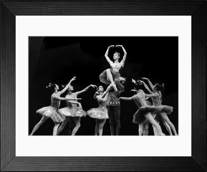 Framed Print : Fanfare for Europe ballet gala at Covent Garden. The Royal Ballet in the pas dIadtion