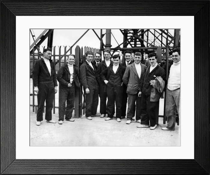 Framed Print : Crew of the Airship R101 seen here in front of the moving tower at the Royal Airship Framed Print : Crew of the Airship R101 seen here in front of the moving tower at the Royal Airship