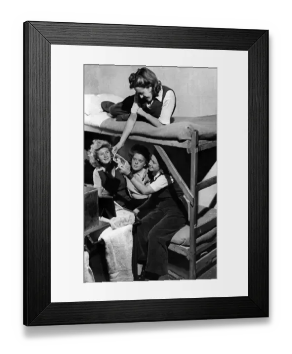 Framed Print : Girls of the Womens land Army looking at photographs in the sleeping quarters of