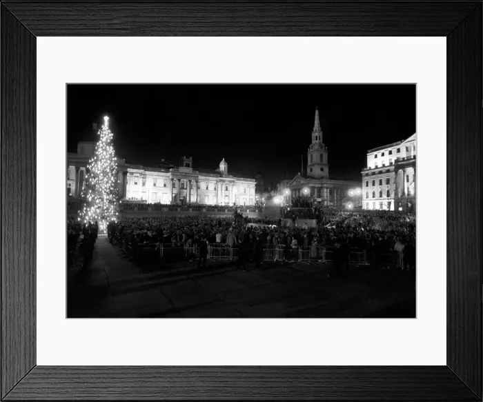 Framed Print : Celebrations in LondonIs Trafalgar square as the New Year arrived