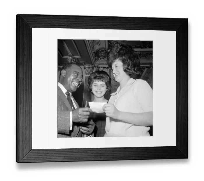 Framed Print : Janet Baldwin (centre) one of 50 readers who attended a Daily Mirror Welcome to Britain