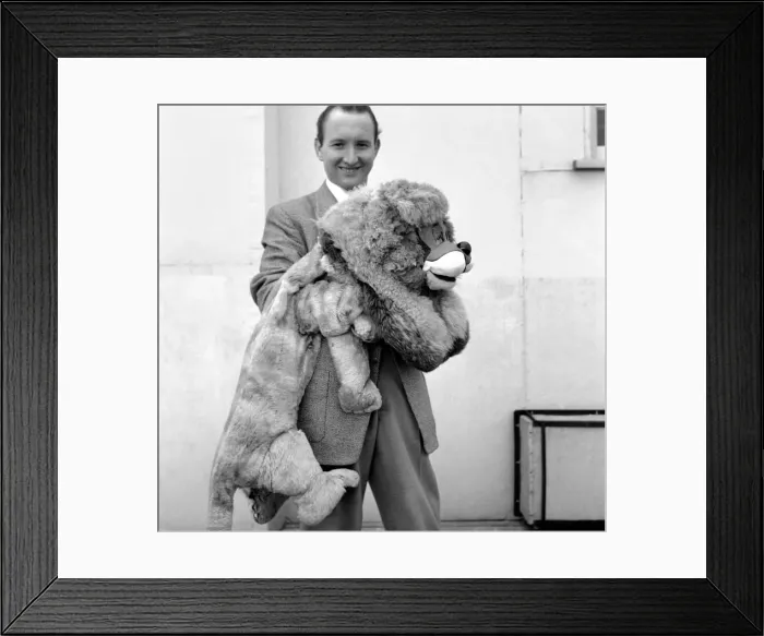 Framed Print : Terry Hall with Lennie the Lion. 1954 A401-010 Framed Print : Terry Hall with Lennie the Lion. 1954 A401-010