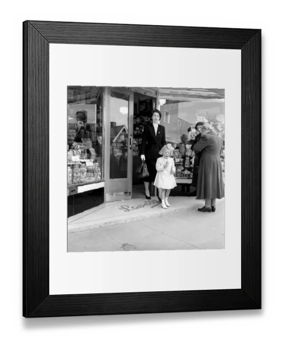 Framed Print : 1950s Housewife: Housework: The role of the housewife in 1954 was to prepare Framed Print : 1950s Housewife: Housework: The role of the housewife in 1954 was to prepare