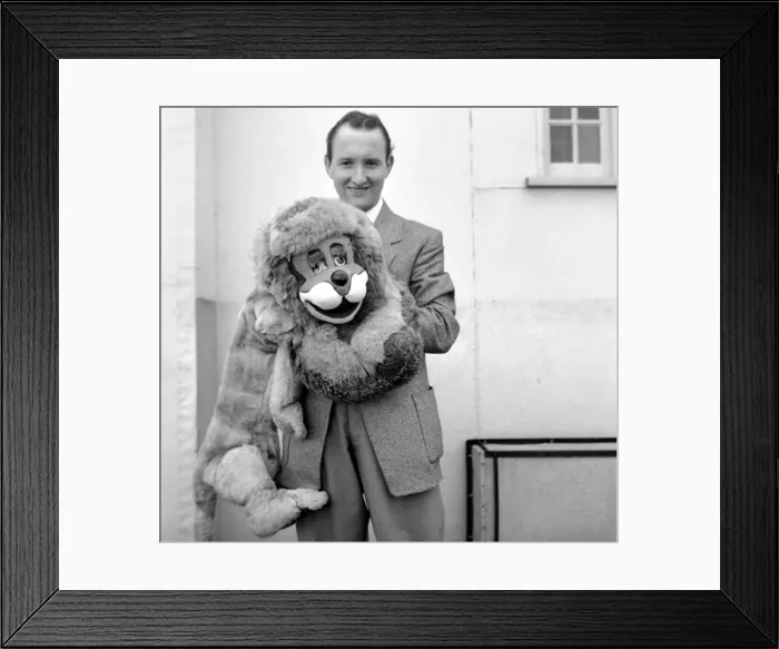 Framed Print : Terry Hall with Lennie the Lion. 1954 A401-011 Framed Print : Terry Hall with Lennie the Lion. 1954 A401-011