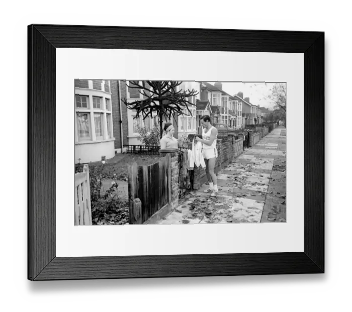 Framed Print : Sport: Athletics: Ron Jone 100 metre sprinter for England and his Club the Enfield
