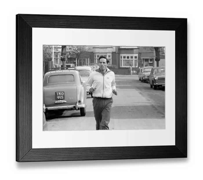 Framed Print : Sport: Athletics: Ron Jone 100 metre sprinter for England and his Club the Enfield