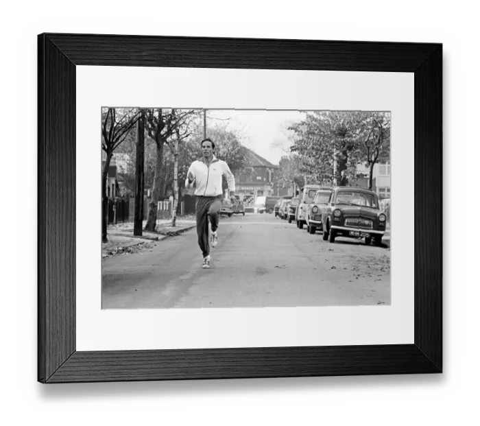 Framed Print : Sport: Athletics: Ron Jone 100 metre sprinter for England and his Club the Enfield