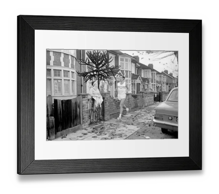 Framed Print : Sport: Athletics: Ron Jone 100 metre sprinter for England and his Club the Enfield
