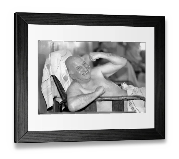 Framed Print : Scenes from the mens Turkish baths at Poplar in Londons East End Framed Print : Scenes from the mens Turkish baths at Poplar in Londons East End