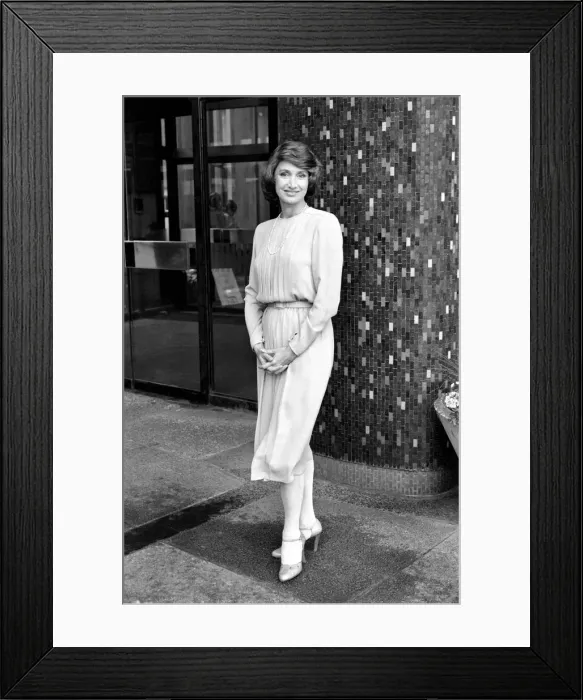 Framed Print : Entertainment: Television: Newsreader Jan Leeming poses. July 1981 Framed Print : Entertainment: Television: Newsreader Jan Leeming poses. July 1981