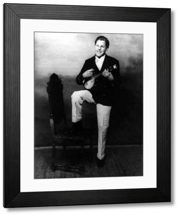 Framed Print : Bruce Forsyth as a teenager playing a ukulele circa 1945 Framed Print : Bruce Forsyth as a teenager playing a ukulele circa 1945