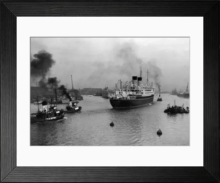 Framed Print : The 27, 000-ton motor liner ship the Dominion Monarch entering the River Tyne Framed Print : The 27, 000-ton motor liner ship the Dominion Monarch entering the River Tyne
