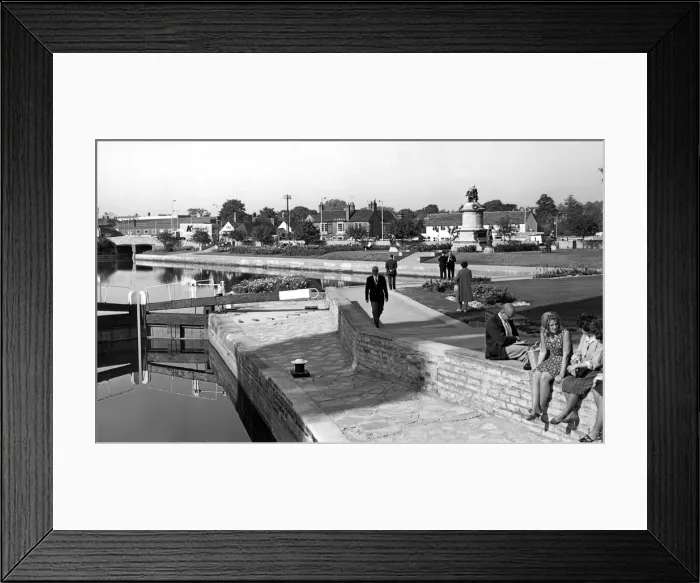 Framed Print : A quiet moment in the sunshine at Bancroft Gardens, Stratford-on-Avon Framed Print : A quiet moment in the sunshine at Bancroft Gardens, Stratford-on-Avon
