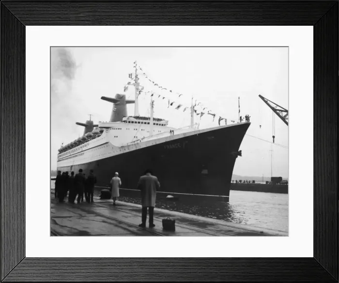 Framed Print : The 66, 000 ton Liner France, flagship of the French Line at Southampton