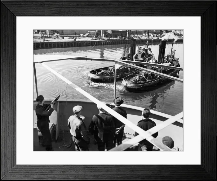 Framed Print : New system in use on the Clyde. Line-throwing gun which throws a light weight line which Framed Print : New system in use on the Clyde. Line-throwing gun which throws a light weight line which