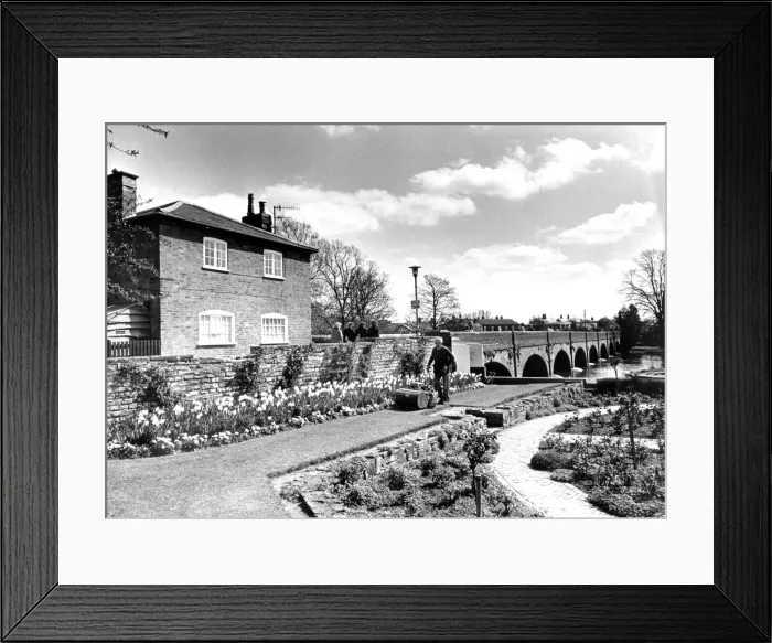 Framed Print : Bancroft Gardens in Stratford-on-Avon 15th April 1988 Framed Print : Bancroft Gardens in Stratford-on-Avon 15th April 1988