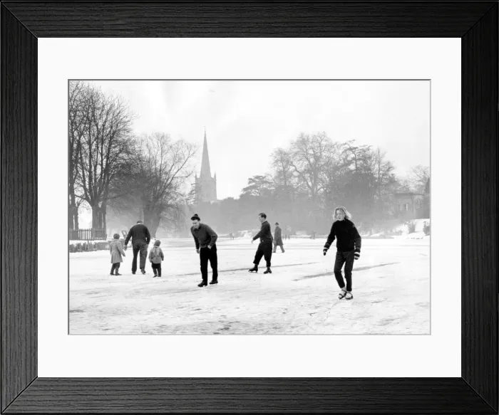 Framed Print : Stratford Parish Church forms part of the backcloth for ice-skaters on the River Avon Framed Print : Stratford Parish Church forms part of the backcloth for ice-skaters on the River Avon