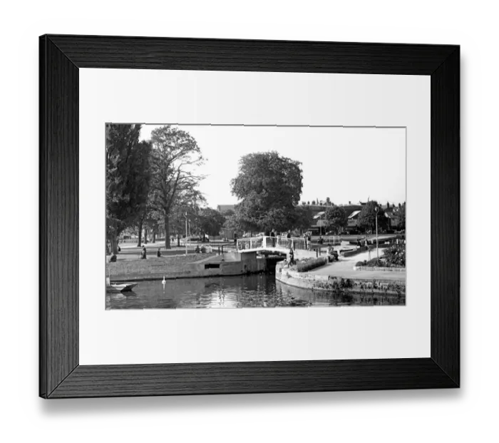 Framed Print : A quiet moment in the sunshine at Bancroft Gardens, Stratford-on-Avon Framed Print : A quiet moment in the sunshine at Bancroft Gardens, Stratford-on-Avon