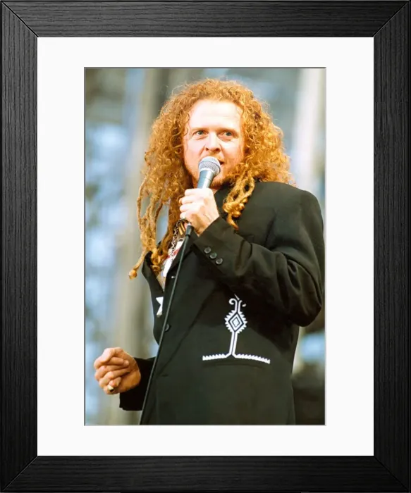 Framed Print : Simply Red perfrom at the Gateshead Stadium on 14th July 1991 Framed Print : Simply Red perfrom at the Gateshead Stadium on 14th July 1991