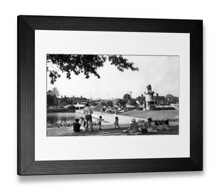 Framed Print : A quiet moment in the sunshine at Bancroft Gardens, Stratford-on-Avon