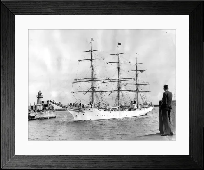 Framed Print : Manned by cadets, the Norwegian training ship Sorlandet is seen entering the River Wear