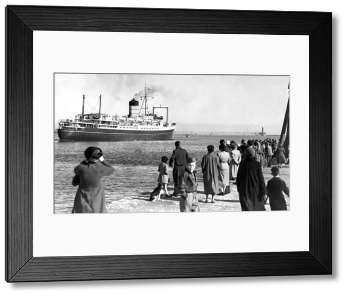Framed Print : The super ferry Maori leaving the Tyne in 1955 Framed Print : The super ferry Maori leaving the Tyne in 1955
