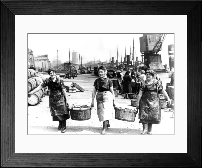 Framed Print : Scottish fishergirls at work during a busy spell after a big herring catch at North