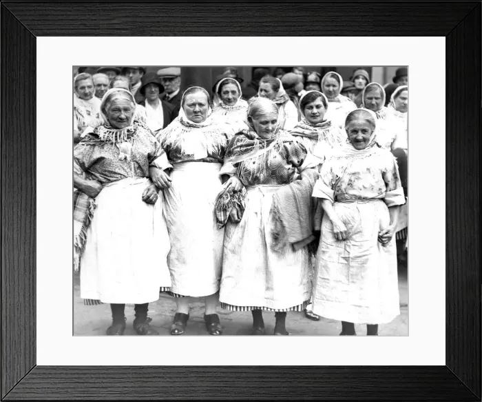 Framed Print : Fishwives in Newcastle in 1930 Framed Print : Fishwives in Newcastle in 1930