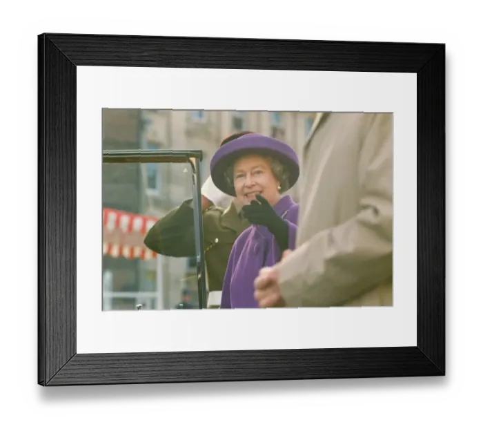 Framed Print : Queen Elizabeth II and Prince Philip visit Durham - The Queen points at something amusing Framed Print : Queen Elizabeth II and Prince Philip visit Durham - The Queen points at something amusing