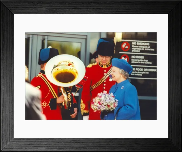 Framed Print : Queen Elizabeth II officially opens the new magistrates courts in Millbank Framed Print : Queen Elizabeth II officially opens the new magistrates courts in Millbank
