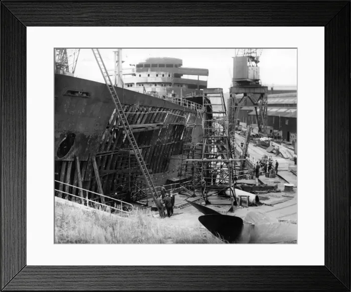 Framed Print : The oil-tanker Esso Portsmouth undergoes surgery at Swan Hunter Framed Print : The oil-tanker Esso Portsmouth undergoes surgery at Swan Hunter