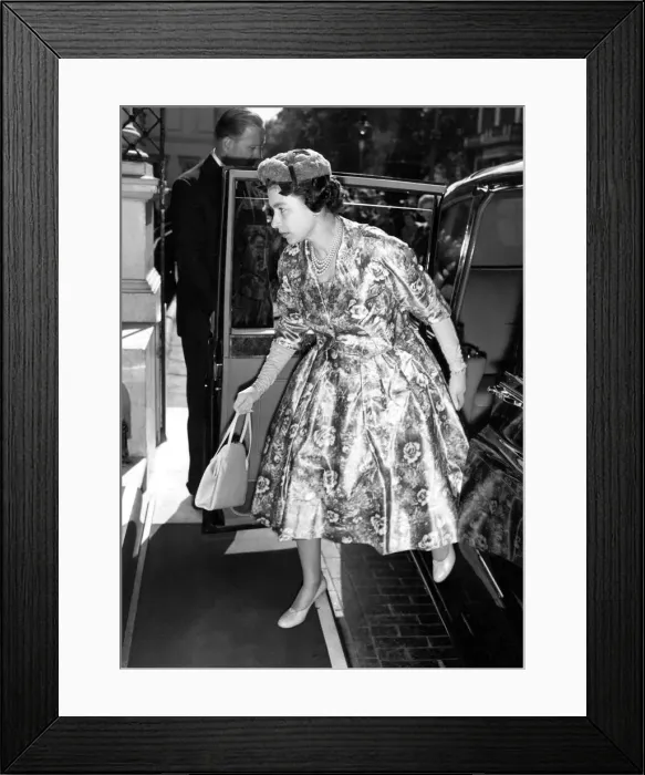 Framed Print : Queen Elizabeth II heads to meet a party of Journalists in London to talk about the work Framed Print : Queen Elizabeth II heads to meet a party of Journalists in London to talk about the work