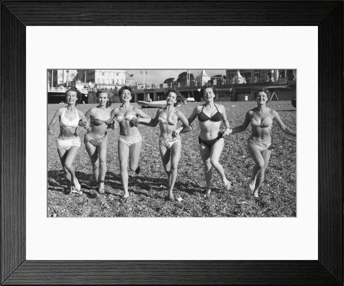 Framed Print : Friends ejoying the early spring sunshine on Brighton beach. Circa April 1952 Framed Print : Friends ejoying the early spring sunshine on Brighton beach. Circa April 1952