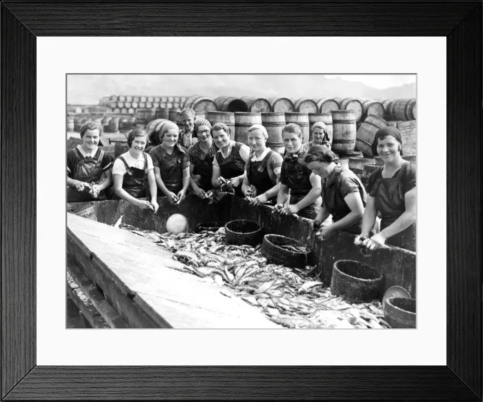 Framed Print : Study Scottish fisher lassies from Fraserburgh and Lossiemouth