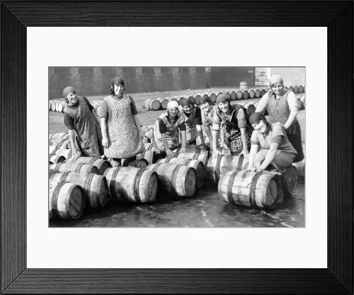 Framed Print : Fisherlassies at North Shields Fish Quay hard at work in 1931 Framed Print : Fisherlassies at North Shields Fish Quay hard at work in 1931