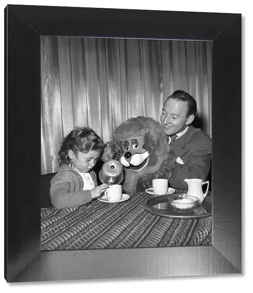 Terry Hall with Lennie the Lion. 1954 A401-008