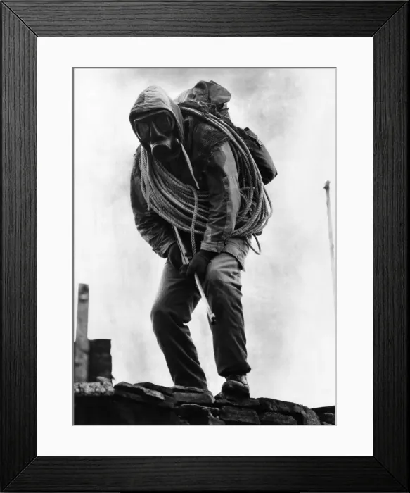Framed Print : On S. A.s man in comfort equipment in England. February 1981 P035511
