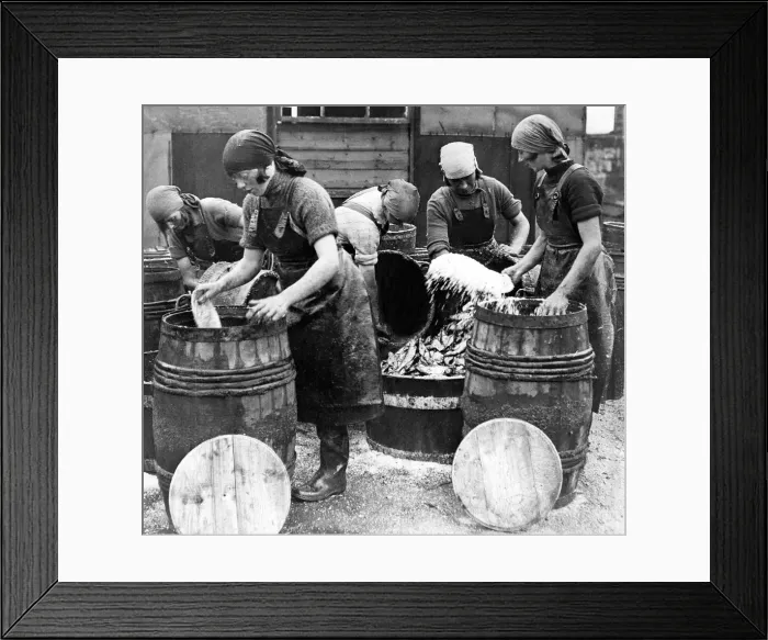 Framed Print : Study Scottish fisher lassies from Fraserburgh and Lossiemouth Framed Print : Study Scottish fisher lassies from Fraserburgh and Lossiemouth