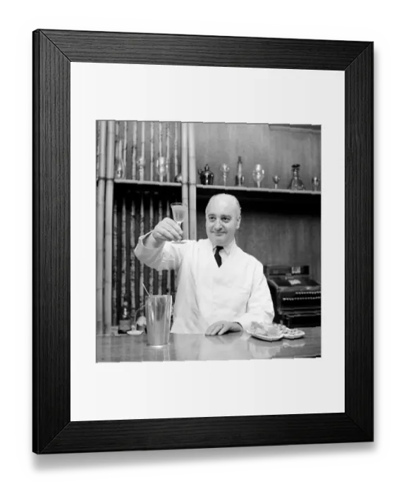Framed Print : Drinks: Cocktails. Joe Gilmore top barman at the Savoy hotel in London seen here