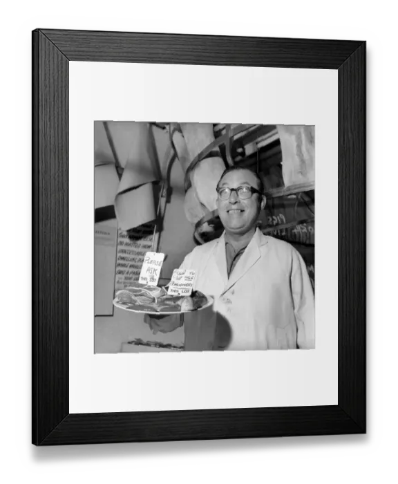 Framed Print : Butcher William Barnard gives meat away to OAPs in Camden town Framed Print : Butcher William Barnard gives meat away to OAPs in Camden town