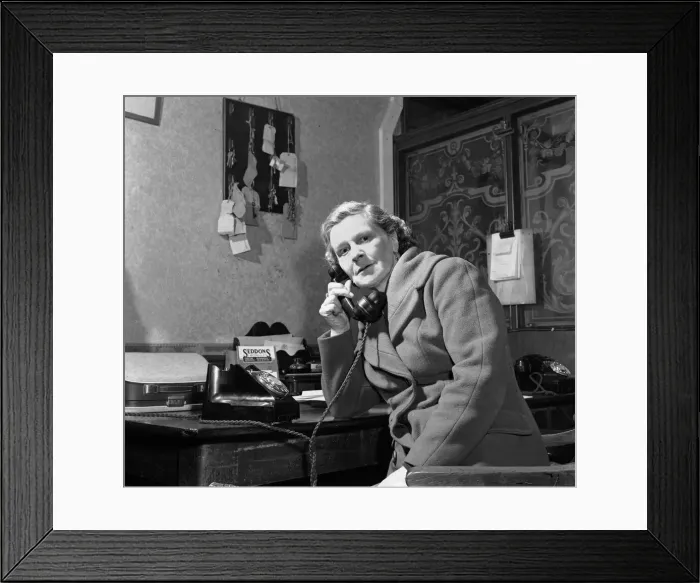 Framed Print : Mrs Louiza Gunn of Kettering, Northamptonshire speaking on the telephone to her daughter Framed Print : Mrs Louiza Gunn of Kettering, Northamptonshire speaking on the telephone to her daughter