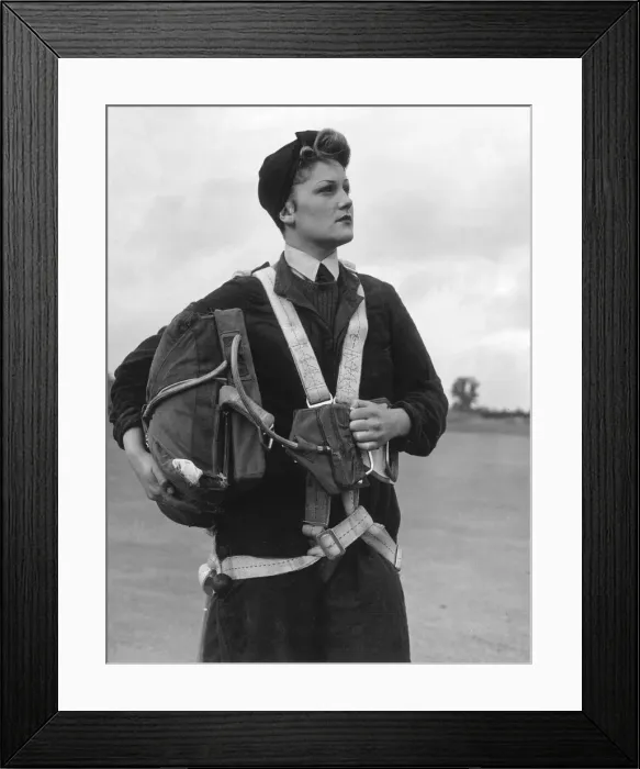 Framed Print : WaF Flight mechanic with parachute before a test flight at Trainer Station, South Cerney
